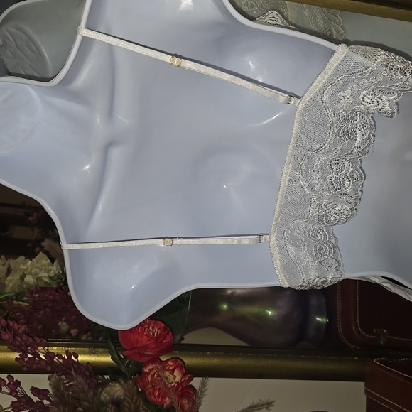 Elegant Lace Bralette in White - Picture 4 of 7